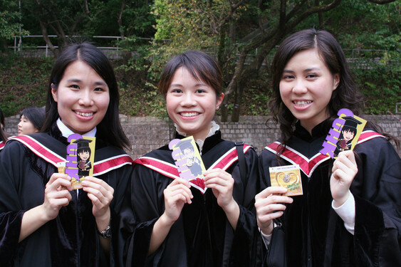 Nearly 900 graduating students thronged to sign up the "2009 Graduating Class Pledge Scheme" during college photo days.